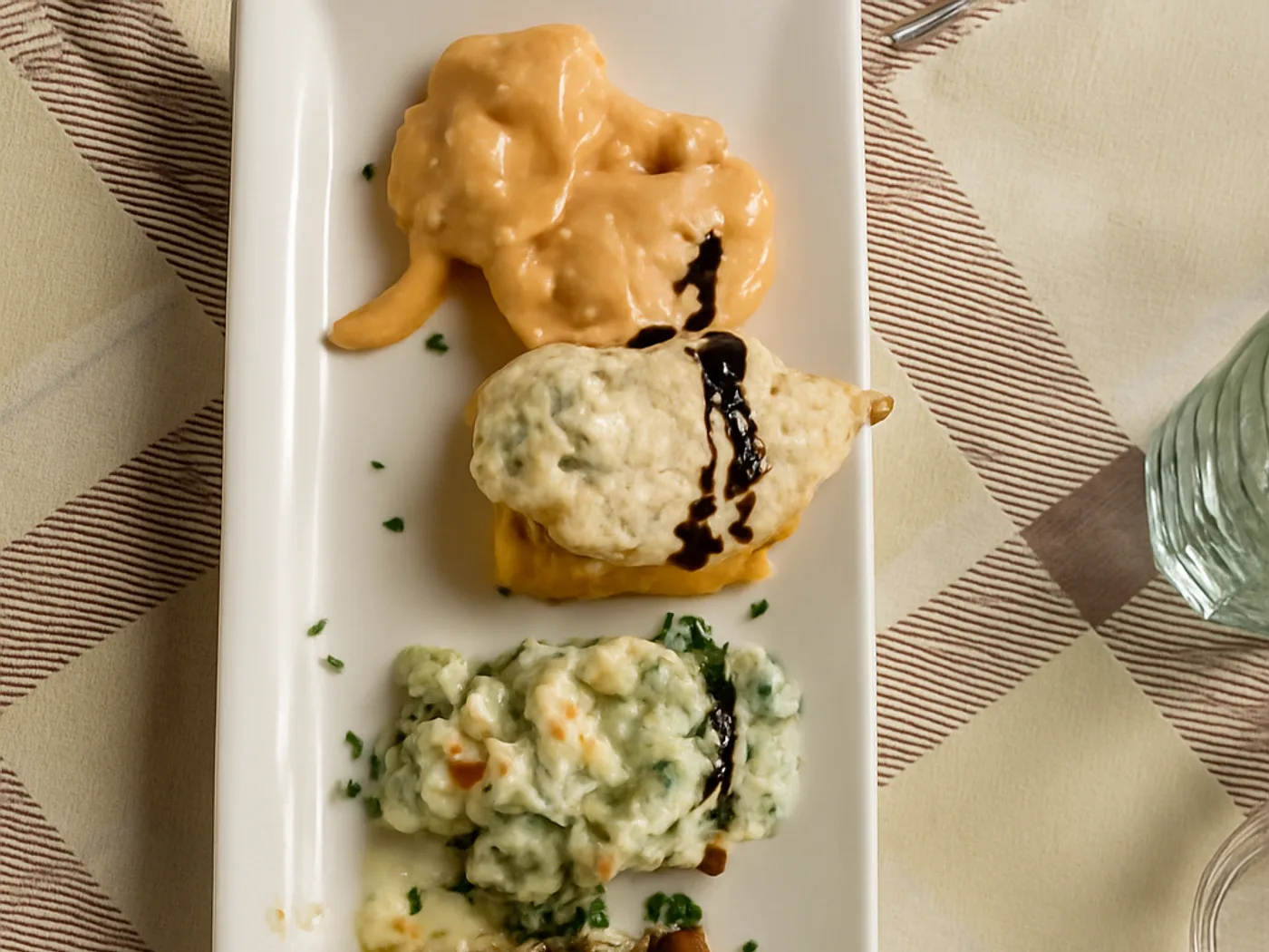 Antipasto di mare servito su piatto lungo