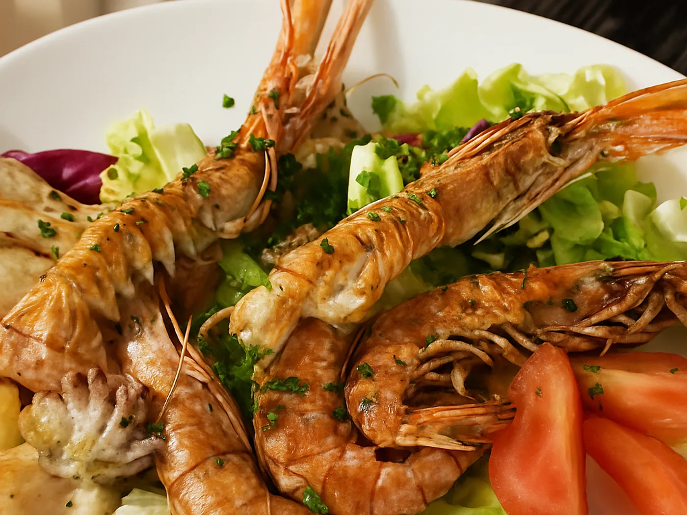 Grigliata di scampi e gamberi con insalata