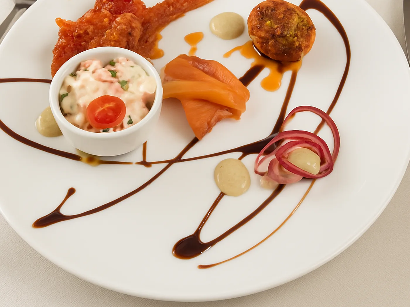 Antipasto di crostacei e salmone con salse della casa