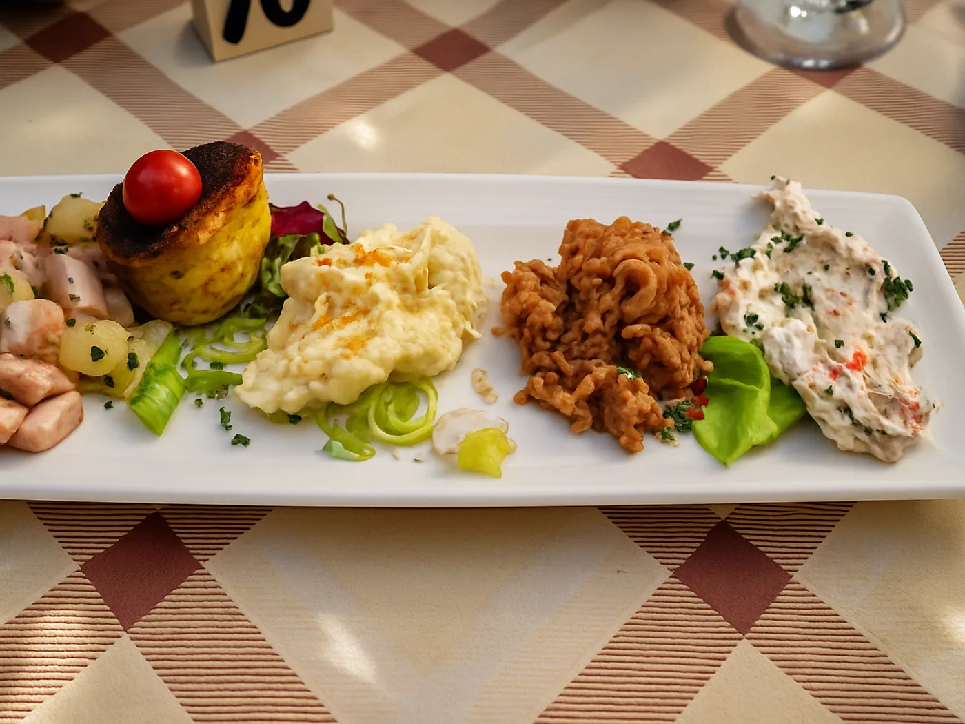Antipasto misto di mare su piatto rettangolare